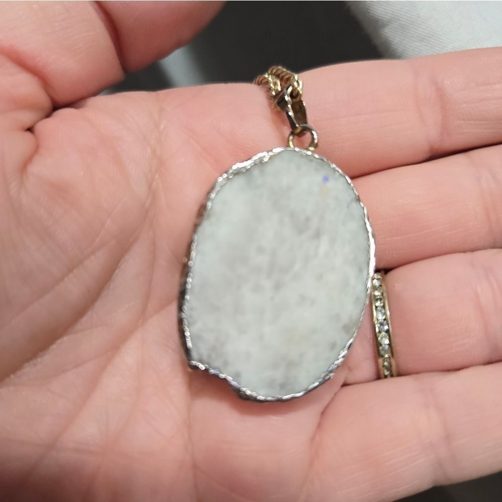 White Crystal Rock Pendant With Necklace Gold Tone - Picture 5 of 7